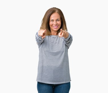 Güzel orta yaş kadın giyiyor çizgili süveter izole üzerinde arka plan size işaret ve parmaklar, olumlu ve neşeli gülümseyen kamerayla