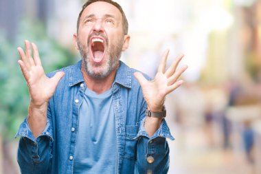 İzole arka plan çılgın ve kızgın bağırarak ve agresif ifade ve silah kaldırdı bağırmaya orta yaş ağarmış komuta sizde. Hayal kırıklığı kavramı.