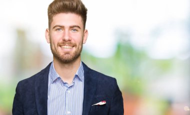 Genç yakışıklı bussines adam yüzünde mutlu ve güzel bir gülümseme ile. Şanslı kişi.