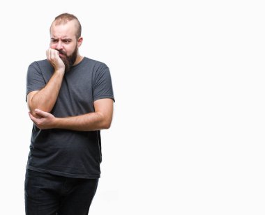 Genç beyaz hipster adam stresli ve gergin elle çivi ısırma ağzına bakarak izole arka plan üzerinde. Anksiyete sorunu.