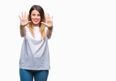 Genç güzel kadın rahat beyaz t-shirt gösterilen ve parmakları ile işaret izole arka plan üzerine gülümseyen ise kendinden emin ve mutlu on numara.
