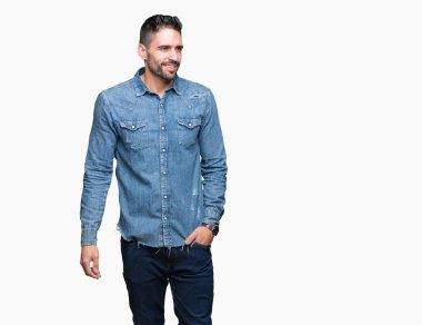 Yakışıklı delikanlı uzak tarafına yüzünde, doğal ifade gülümseme ile seyir izole arka plan üzerinde. Kendine güvenen gülüyor.