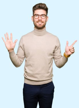 Gösterilen ve parmak yedinci ile gülümseyen ise kendinden emin ve mutlu yukarıyı gözlüklü genç yakışıklı iş adamı.