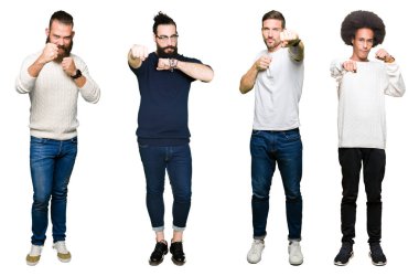 Grup Genç adam beyaz izole zemin kum yumruk dövüşü, saldırgan ve kızgın saldırı, tehdit ve şiddet üzerine kolaj