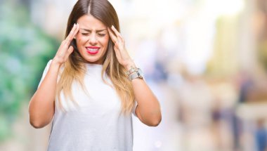 Genç güzel kadın rahat beyaz t-shirt üzerine izole arka plan baş baş ağrısı için el ile çünkü stres. Migren muzdarip.