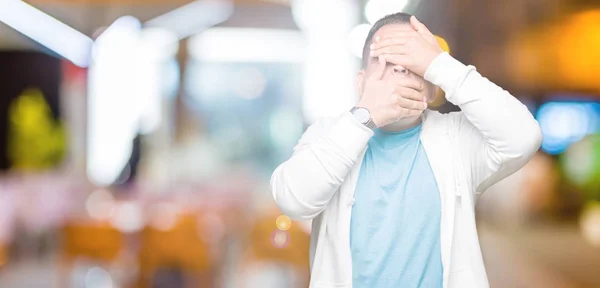 Hombre Árabe Mediana Edad Con Sudadera Sobre Fondo Aislado Cubriendo — Foto de Stock