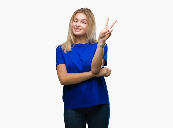 勝利のサインを行うカメラでウィンクしている幸せそうな顔を浮かべて孤立の背景の上の若い白人女性 — ストック写真