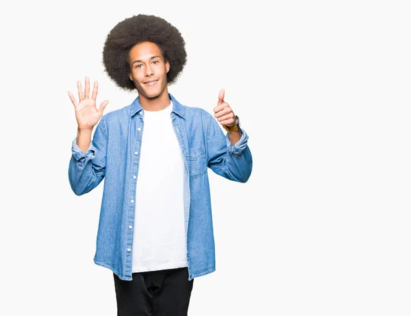 Unga Afroamerikanska Man Med Afro Hår Visar Och Pekar Uppåt — Stockfoto