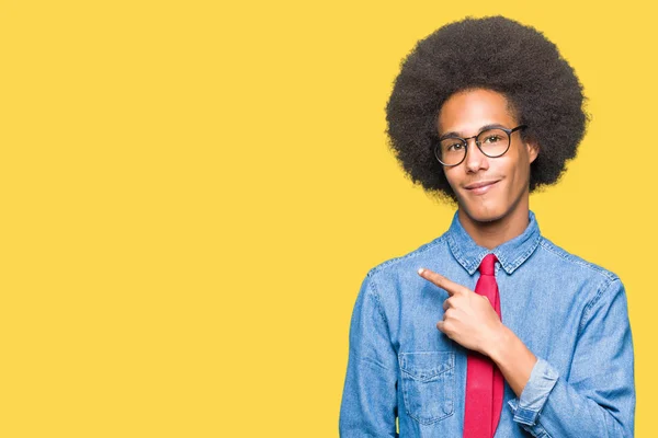 Mladí Africké Americké Obchodní Muž Afro Vlasy Nosí Brýle Veselý — Stock fotografie