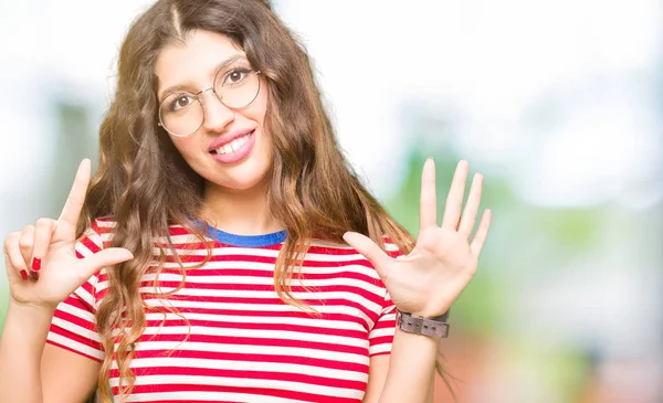 Junge Schöne Frau Mit Brille Zeigt Mit Finger Nummer Sieben — Stockfoto