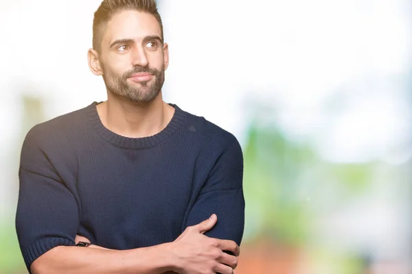 Joven Hombre Guapo Usando Suéter Sobre Fondo Aislado Sonriendo Mirando —  Fotos de Stock