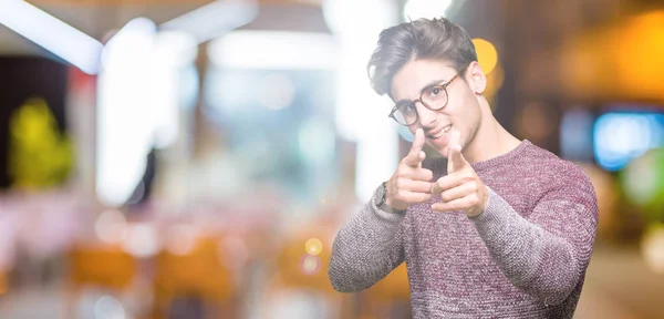 Giovane Bell Uomo Che Indossa Occhiali Sfondo Isolato Puntando Dito — Foto Stock