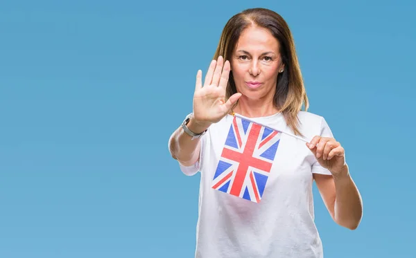 Mulher Hispânica Meia Idade Segurando Bandeira Reino Unido Sobre Fundo — Fotografia de Stock