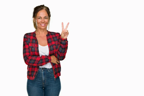 Eine Erwachsene Frau Mittleren Alters Lässiger Jacke Vor Isoliertem Hintergrund — Stockfoto