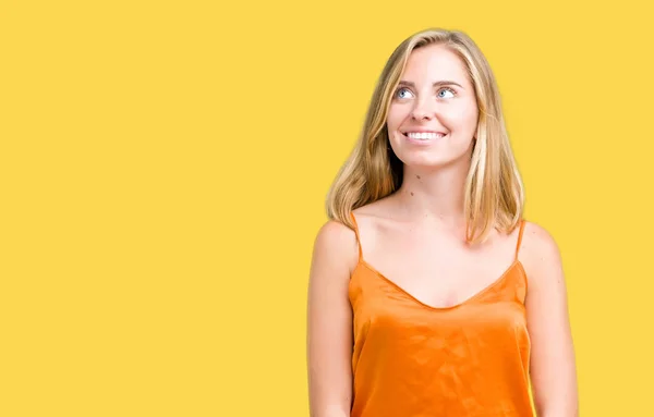 Piękna Młoda Kobieta Pomarańczowy Koszulkę Białym Tle Uśmiechnięty Patrząc Boku — Zdjęcie stockowe