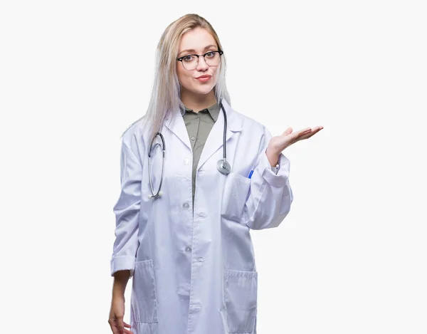 Young Blonde Doctor Woman Isolated Background Smiling Cheerful Presenting Pointing — Stock Photo, Image