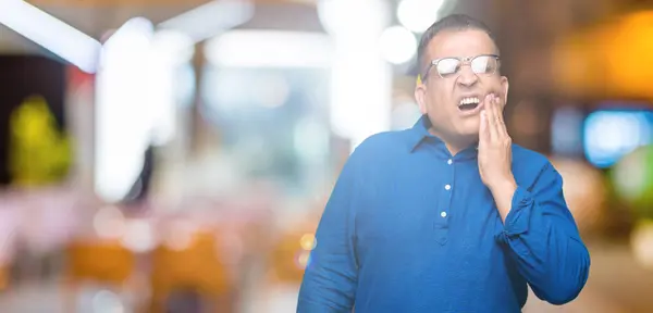 Hombre Árabe Mediana Edad Con Gafas Sobre Fondo Aislado Tocando —  Fotos de Stock