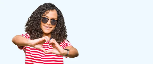 Joven Hermosa Mujer Con Pelo Rizado Con Gafas Sol Sonriendo —  Fotos de Stock