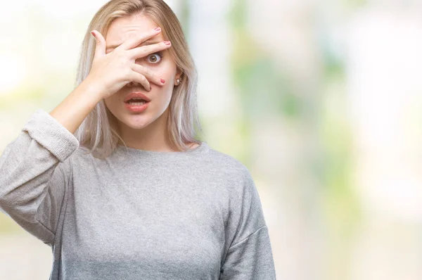 Jovem Loira Sobre Fundo Isolado Espreitando Choque Cobrindo Rosto Olhos — Fotografia de Stock