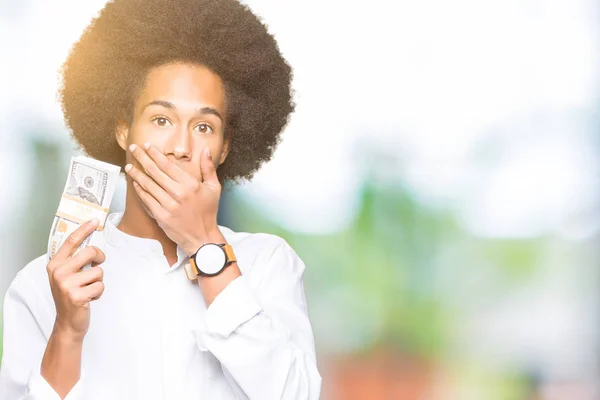 Joven Afroamericano Con Pelo Afro Sosteniendo Manojo Dólares Cubrir Boca —  Fotos de Stock