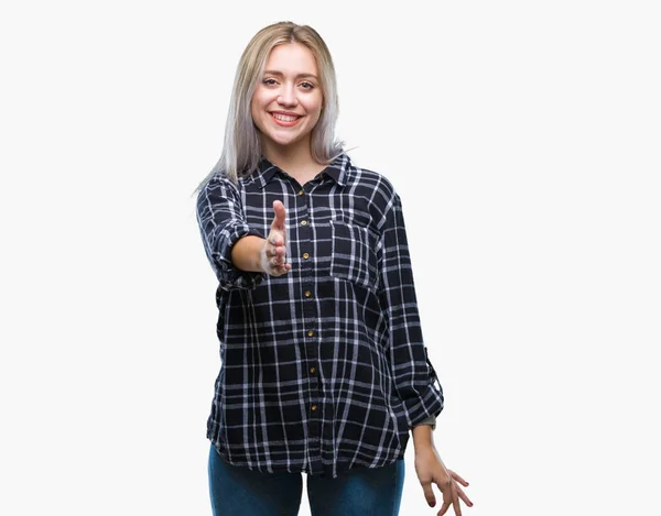 Young Blonde Woman Isolated Background Smiling Friendly Offering Handshake Greeting — Stock Photo, Image