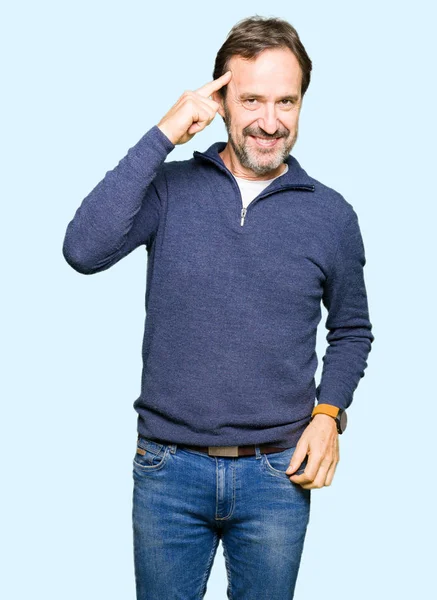잘생긴 스웨터 손가락 생각으로 머리를 가리키는 메모리 — 스톡 사진