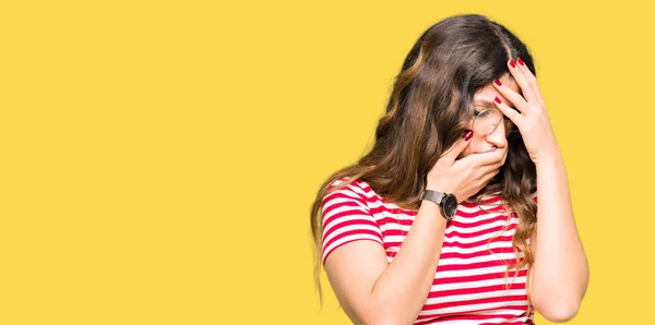 Mulher Bonita Jovem Usando Óculos Com Expressão Triste Cobrindo Rosto — Fotografia de Stock