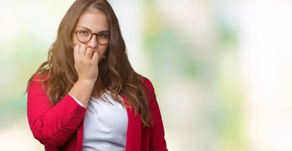 Hermosa Mujer Negocios Más Tamaño Joven Usando Chaqueta Elegante Gafas —  Fotos de Stock