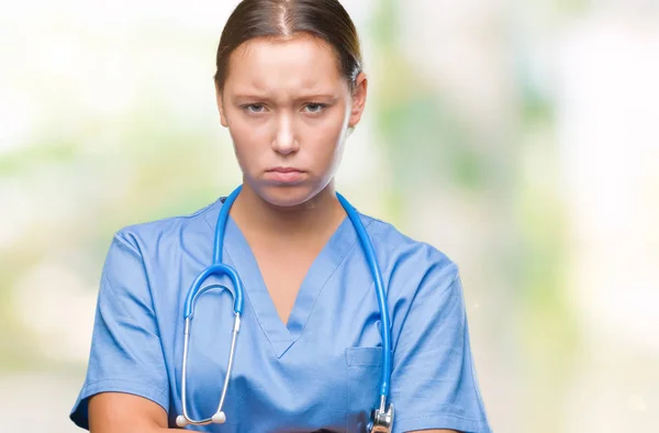 Jovem Mulher Médica Caucasiana Vestindo Uniforme Médico Sobre Fundo Isolado — Fotografia de Stock