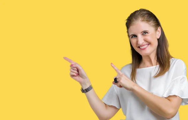 Edad Media Madura Hermosa Mujer Sobre Fondo Aislado Sonriendo Mirando —  Fotos de Stock