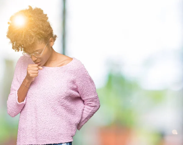 Hermosa Mujer Afroamericana Joven Con Gafas Sobre Fondo Aislado Sintiéndose — Foto de Stock