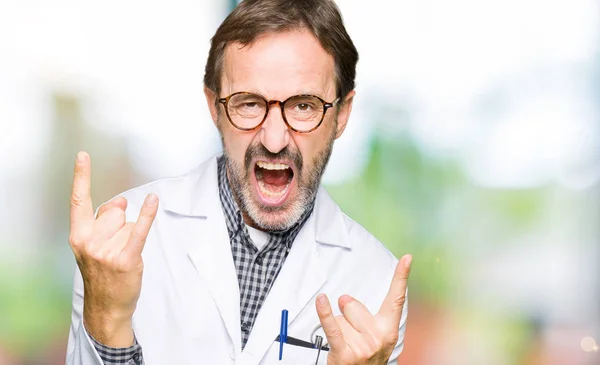 Medelåldern Läkare Män Bär Medicinsk Coat Skrika Med Galna Uttryck — Stockfoto