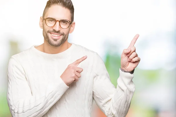 Junger Gutaussehender Mann Mit Brille Vor Isoliertem Hintergrund Lächelnd Und — Stockfoto