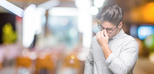 Homem Bonito Jovem Usando Óculos Sobre Fundo Isolado Cansado Esfregando — Fotografia de Stock