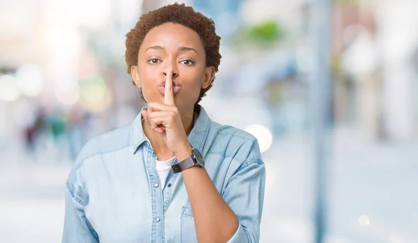 Joven Mujer Afroamericana Hermosa Sobre Fondo Aislado Pidiendo Estar Tranquilo — Foto de Stock