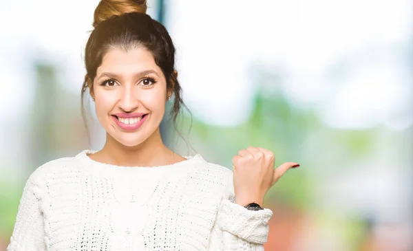 Junge Schöne Frau Winterpullover Lächelt Mit Glücklichem Gesicht Und Zeigt — Stockfoto