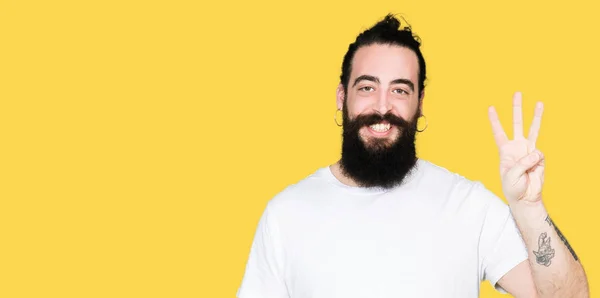 Joven Hipster Hombre Con Pelo Largo Barba Usando Casual Camiseta — Foto de Stock