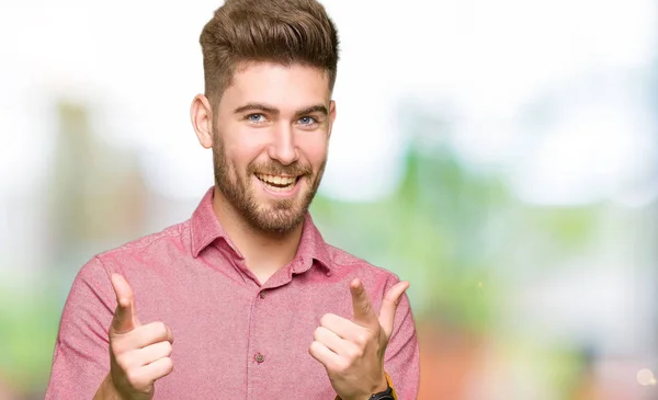 Jovem Bonito Homem Casual Negócios Apontando Dedos Para Câmera Com — Fotografia de Stock