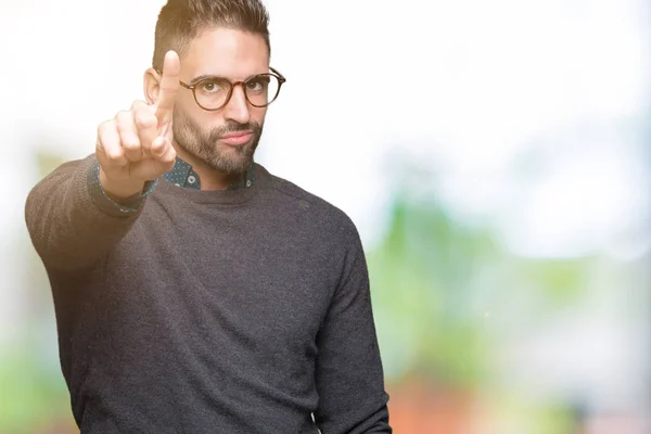 Genç Yakışıklı Adam Gözlük Izole Üzerinde Arka Plan Işaret Parmağını — Stok fotoğraf