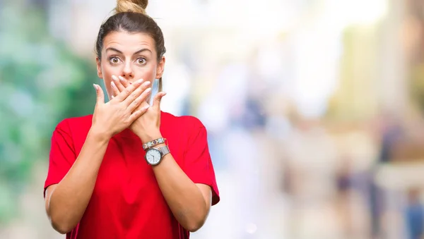 Giovane Bella Donna Sfondo Isolato Scioccato Copertura Bocca Con Mani — Foto Stock