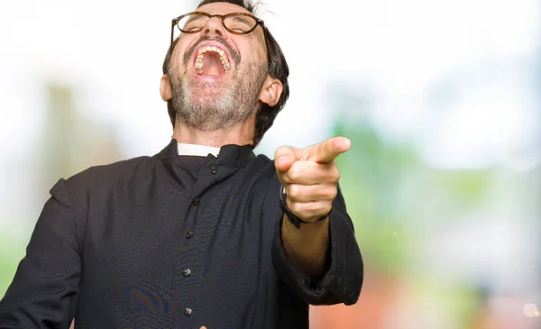 Священник Средних Лет Католической Одежде Смеялся Над Тобой Показывал Пальцем — стоковое фото
