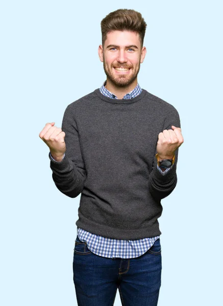 Joven Hombre Elegante Guapo Celebrando Sorprendido Sorprendido Por Éxito Con — Foto de Stock