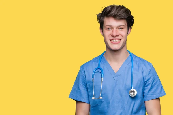 Junger Arzt Medizinischer Uniform Vor Isoliertem Hintergrund Mit Einem Fröhlichen — Stockfoto