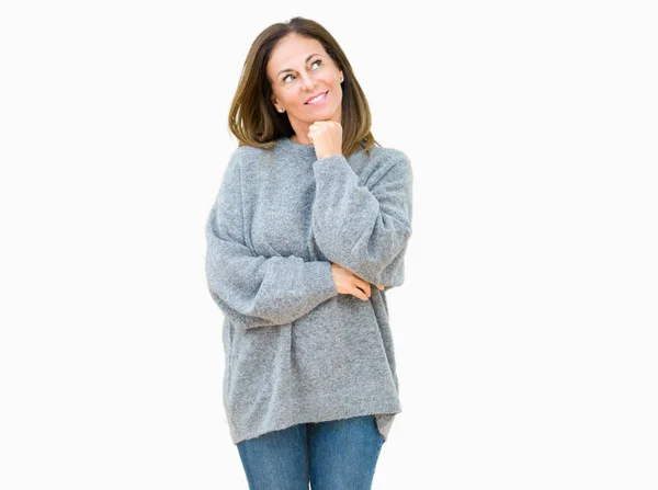 Hermosa Mujer Mediana Edad Con Suéter Invierno Sobre Fondo Aislado — Foto de Stock