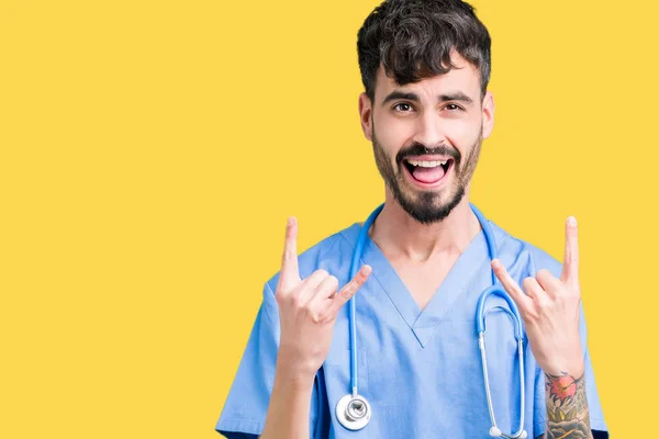 Jovem Enfermeiro Bonito Vestindo Uniforme Cirurgião Sobre Fundo Isolado Gritando — Fotografia de Stock