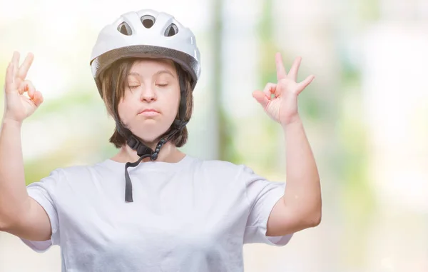 Junge Erwachsene Radfahrerin Mit Syndrom Trägt Schutzhelm Über Isoliertem Hintergrund — Stockfoto