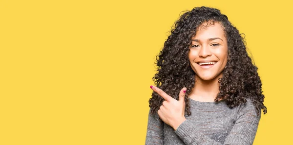 Jovem Mulher Bonita Com Cabelo Encaracolado Vestindo Camisola Cinza Alegre — Fotografia de Stock