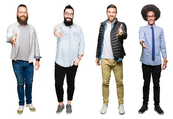 Kolaj bir grup üzerinde beyaz izole arka plan olarak tebrik ve konuksever dost sunan karşılıklı gülümseyen genç adam. Başarılı iş.
