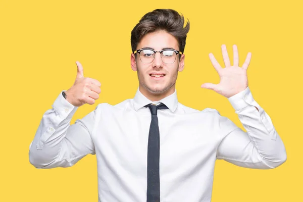 Молодий Бізнесмен Окулярах Над Ізольованим Фоном Показуючи Вказуючи Пальцями Номер — стокове фото