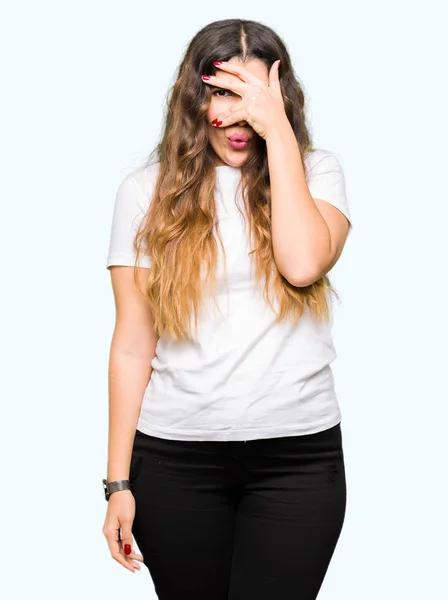 Joven Hermosa Mujer Que Usa Casual Camiseta Blanca Asomándose Shock —  Fotos de Stock